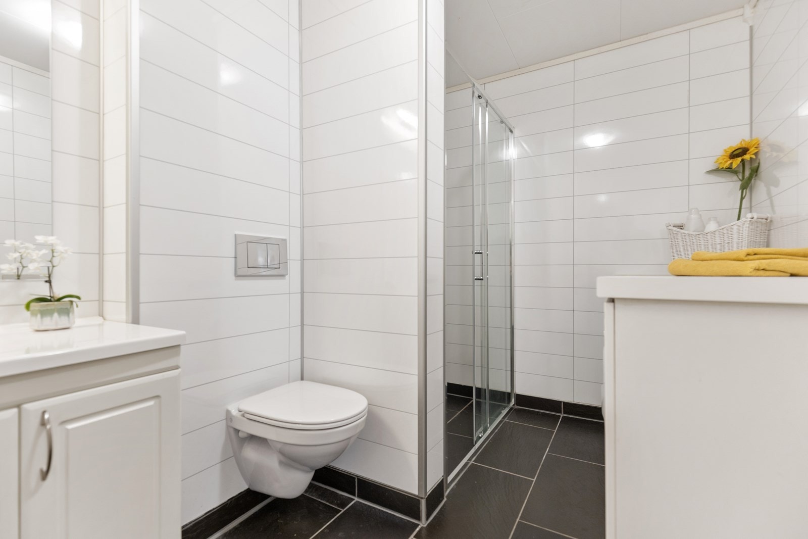 Bad i 1 etasje, også benyttet som vaskerom. Galleribilde