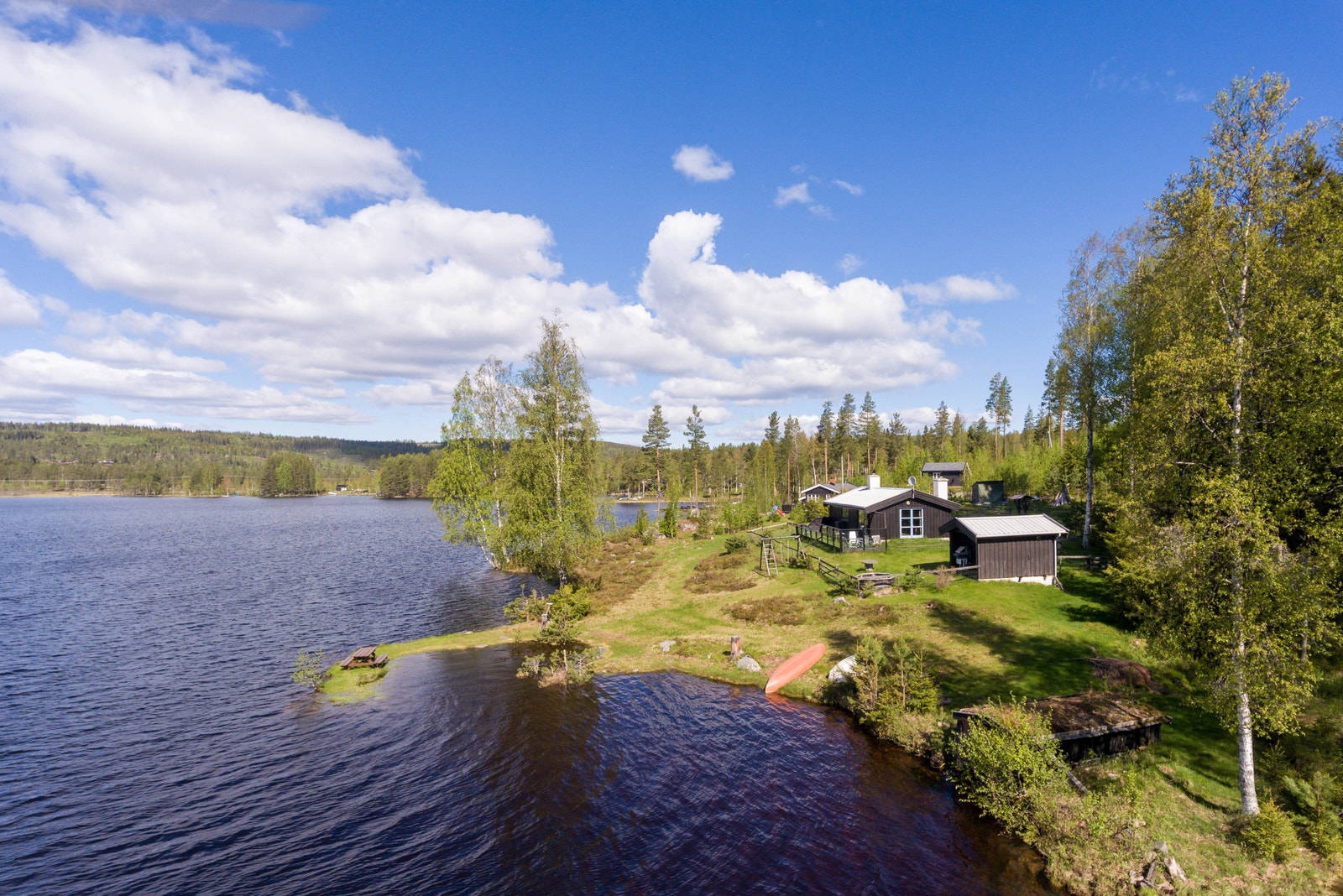 Bysmarka og Ringstadmarka hyttefelt ligger meget idyllisk til på østsiden av nordre del av Trevatna, en innsjø som ligger like øst for Randsfjorden Galleribilde