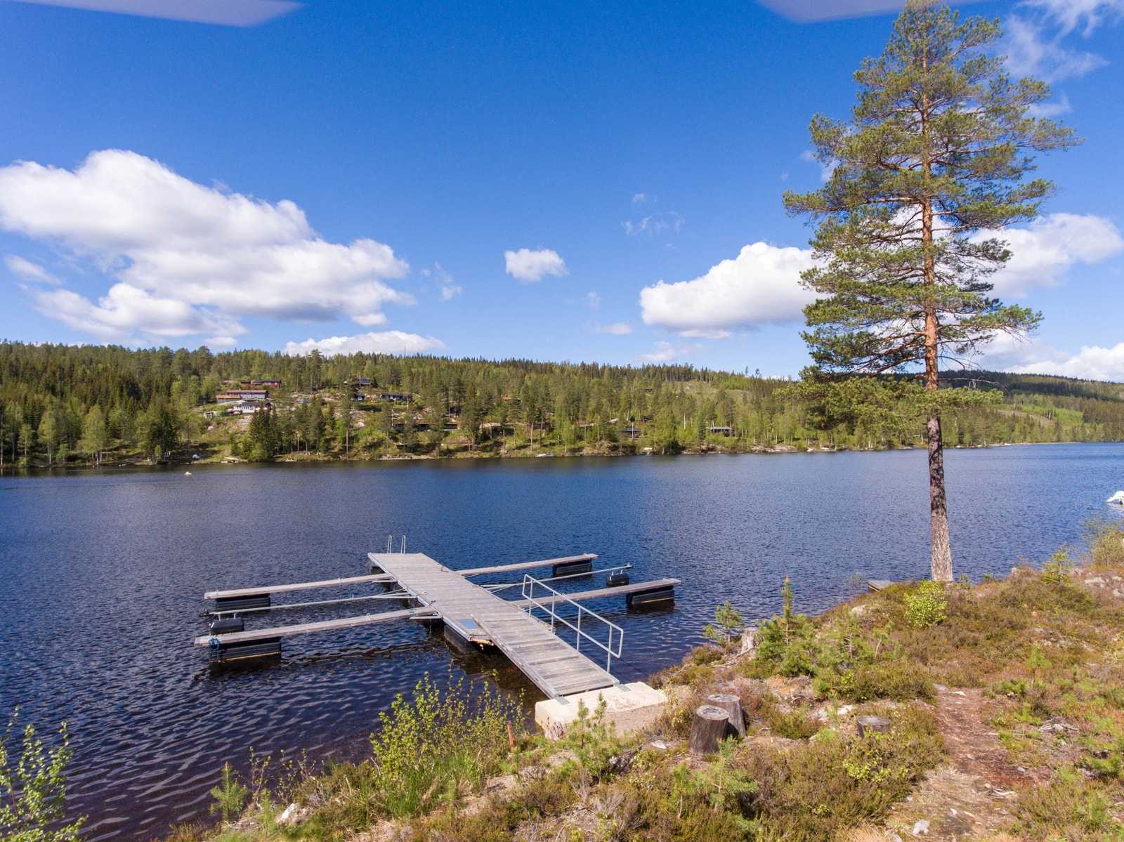 Det er flere fine bademuligheter via strender og brygger rundt i området Galleribilde