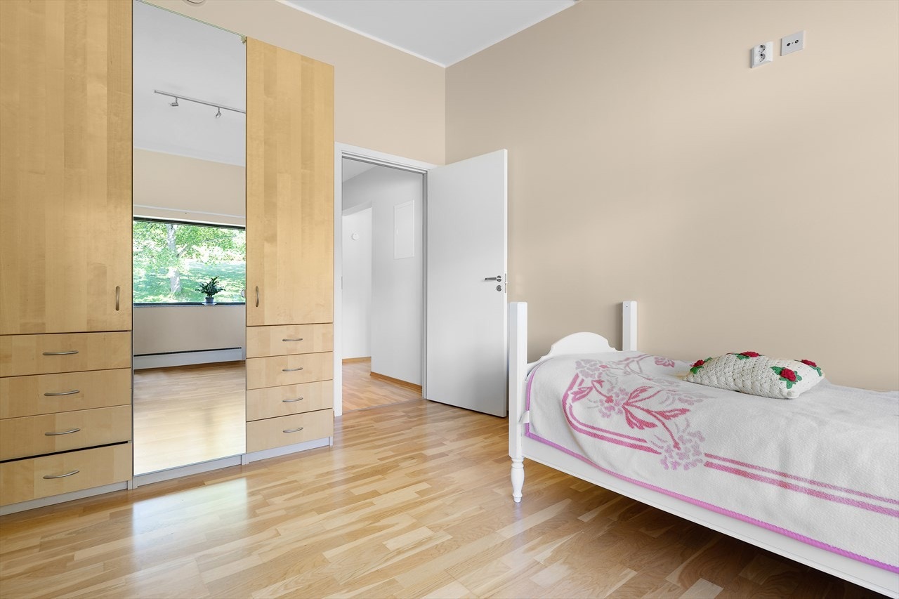 På soverommet er det god plass til romslig garderobe og dobbeltseng om man ønsker det. Galleribilde