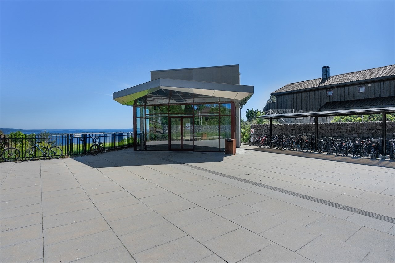 Gangavstand til fjellheisen som tar deg raskt og enkelt ned til tog stasjonen. Galleribilde