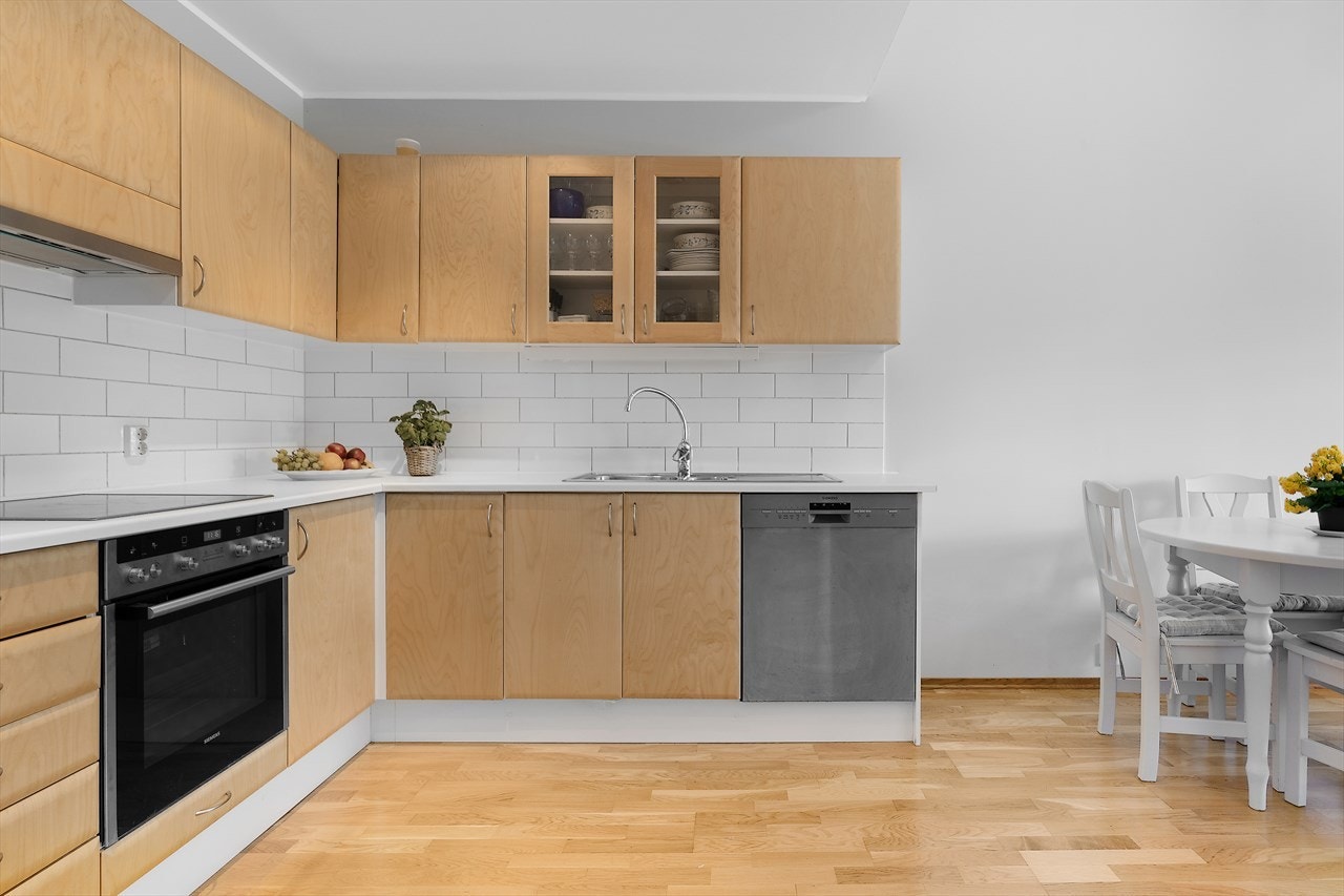 Åpen kjøkkenløsning med plass til spisebord Galleribilde