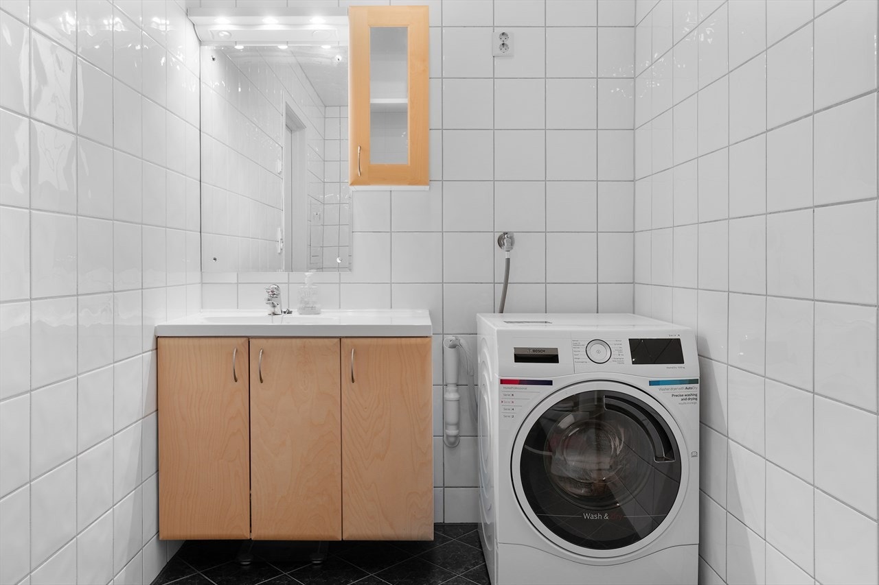 Romslig bad med opplegg og plass til vaskesøyle Galleribilde