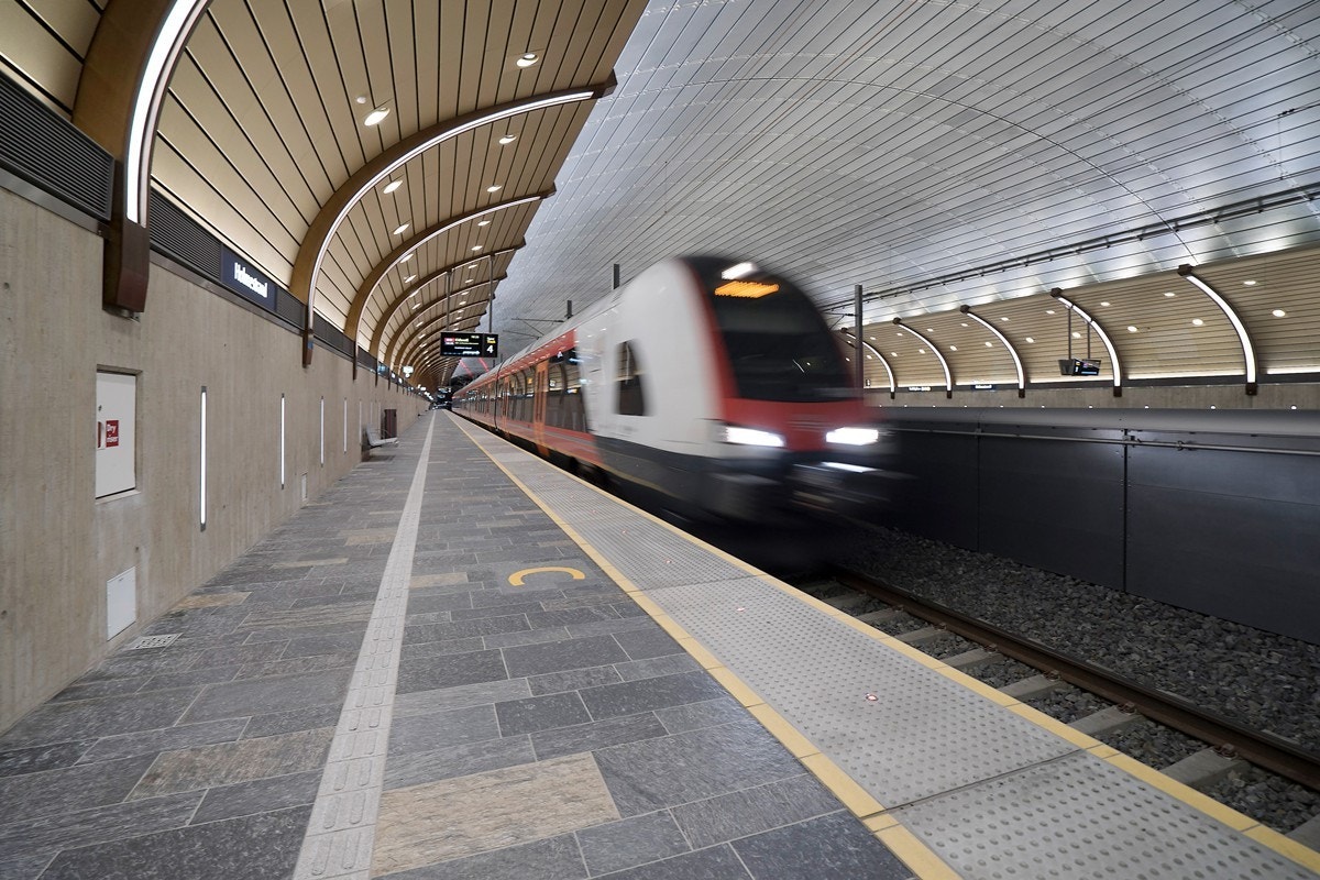 Gangavstand til jernbanestasjonen med hyppige avganger mot Drammen, Oslo og Vestfoldbyene. Galleribilde