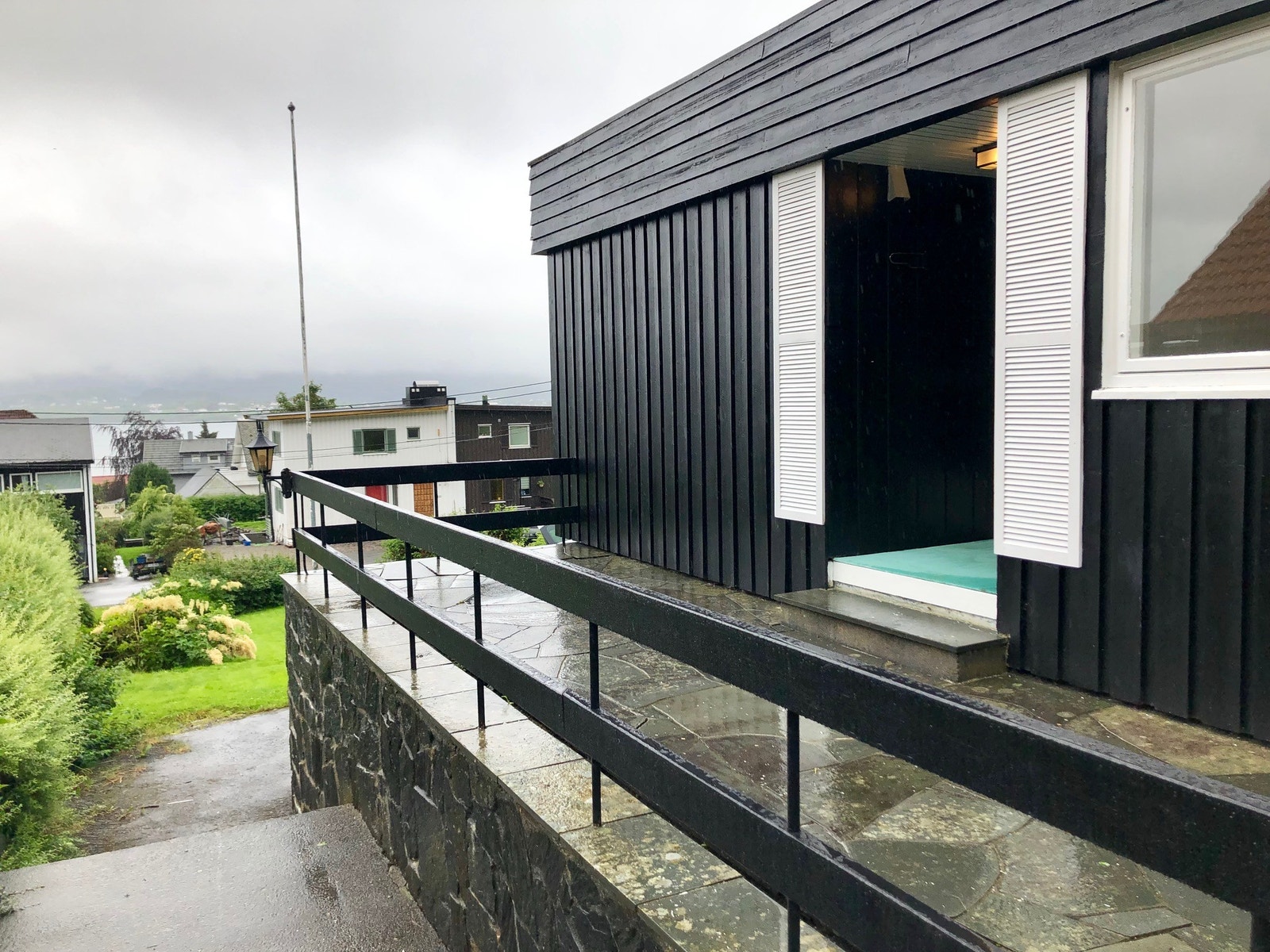 Uteplass, øst Galleribilde
