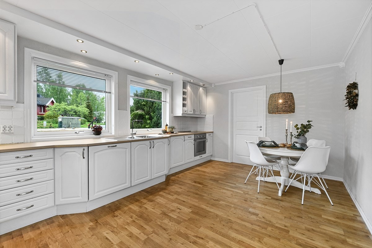 Kjøkkenet er husets hjerte - og med plass til spisebord blir det hele et hyggelig samlingspunkt for familien. Galleribilde
