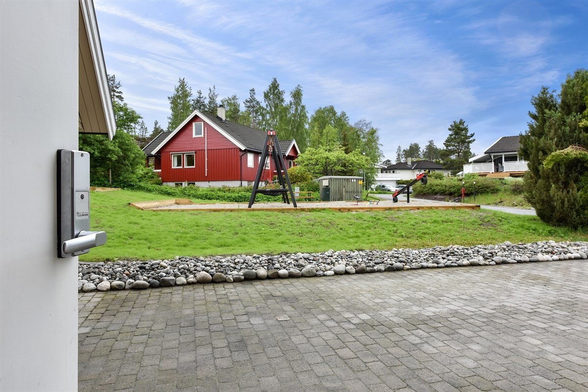 Fra gårdsplassen er det dør inn til mellomgang med åpen garderobeløsning. Galleribilde