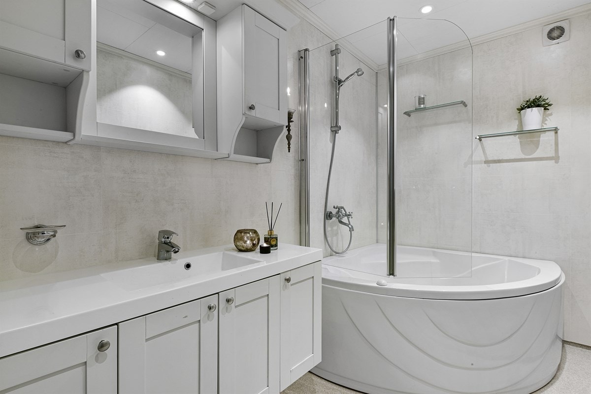 Badet ligger i første etasje, ble renovert i 2014 og har et lyst anstrøk. Galleribilde