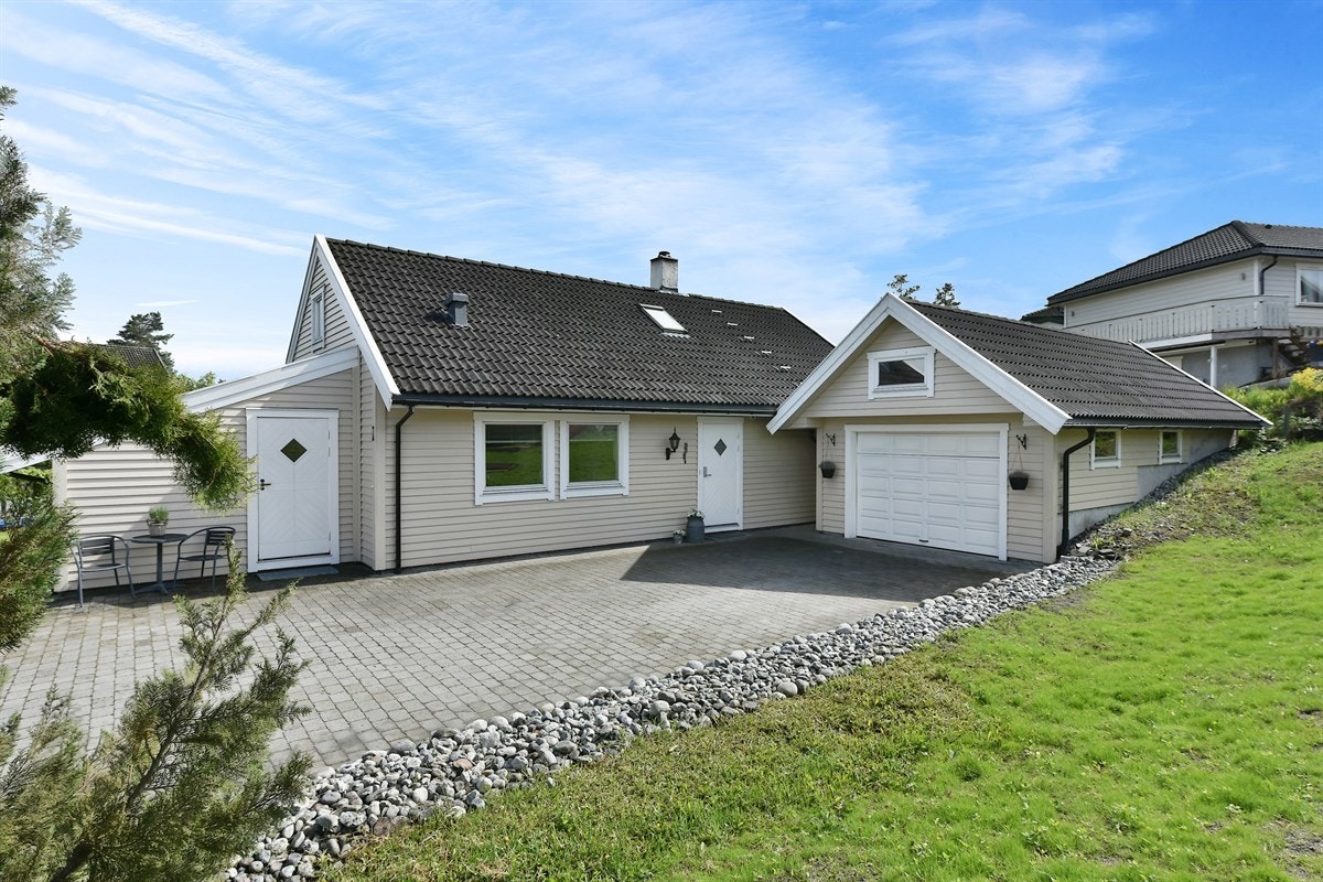 Eiendommen ligger i et barnevennlig, naturskjønt og attraktivt boligområde på Ormåsen i Øvre Eiker kommune. Galleribilde