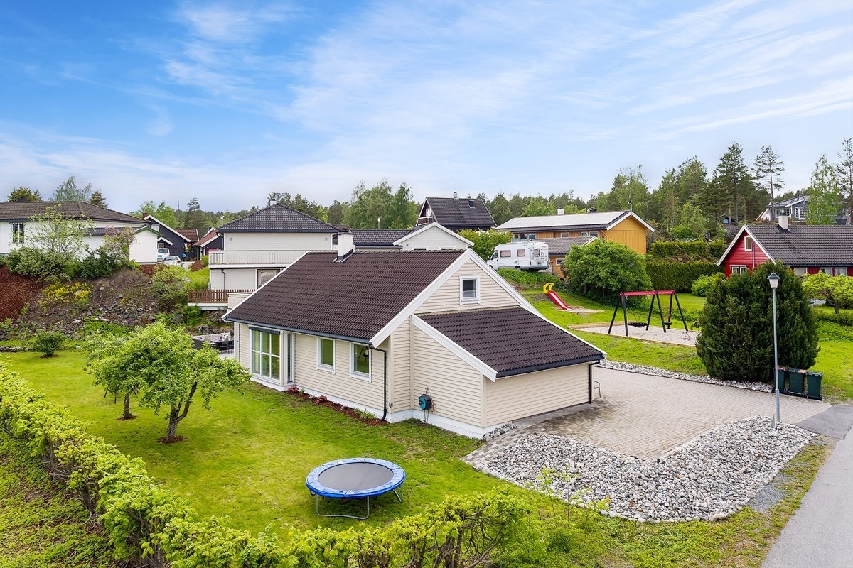 Alunveien 1 er en lys og tiltalende enebolig over to plan m/ familievennlig planløsning og god standard. Galleribilde