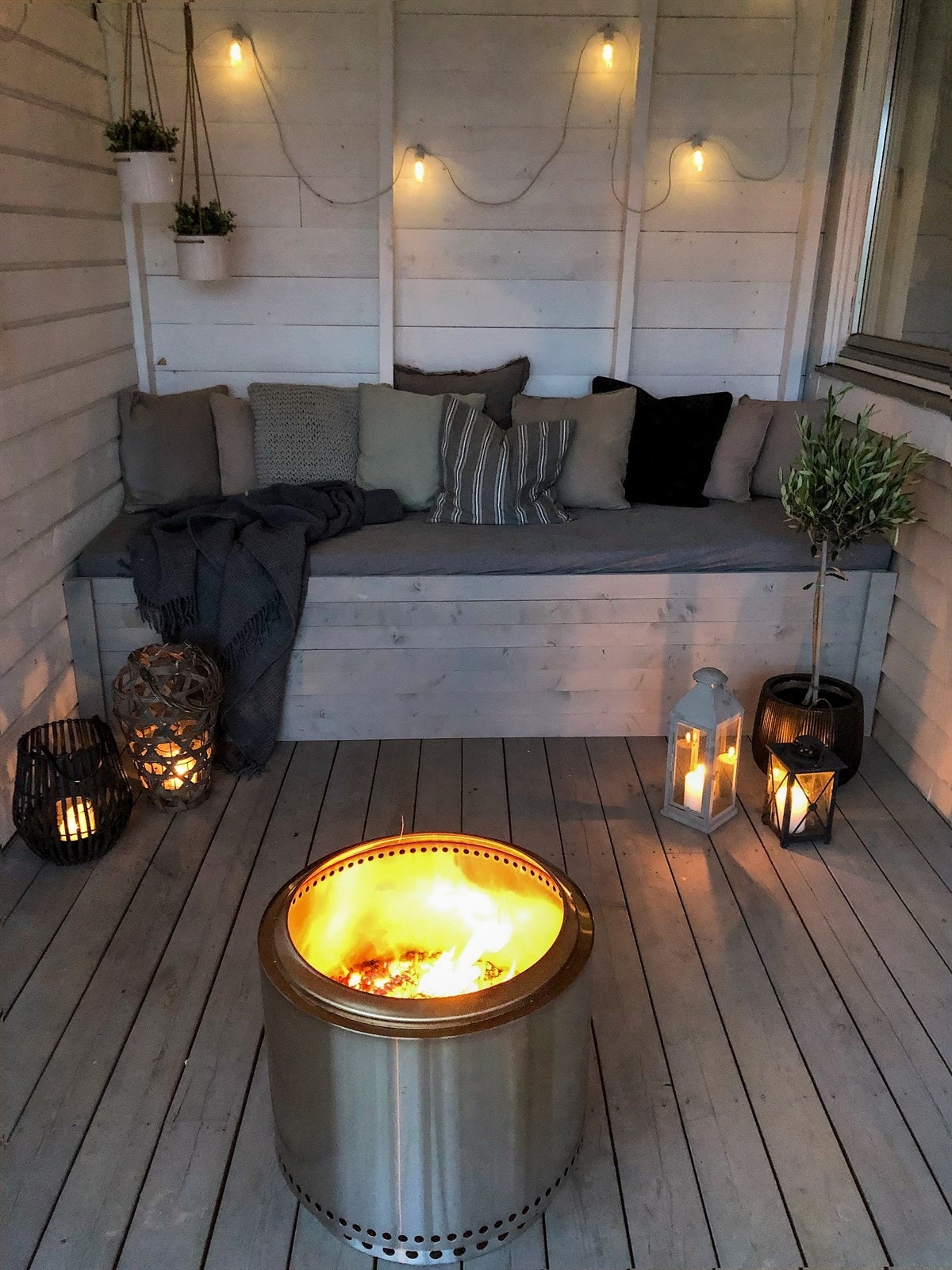 Fra stuen i første etasje er det utgang til markterrasse på ca. 41 kvm. Her er det også en overbygget del - en lun krok med plassbygget benk som gjør at man kan nyte utvendig hygge, selv på regnfulle dager. Galleribilde