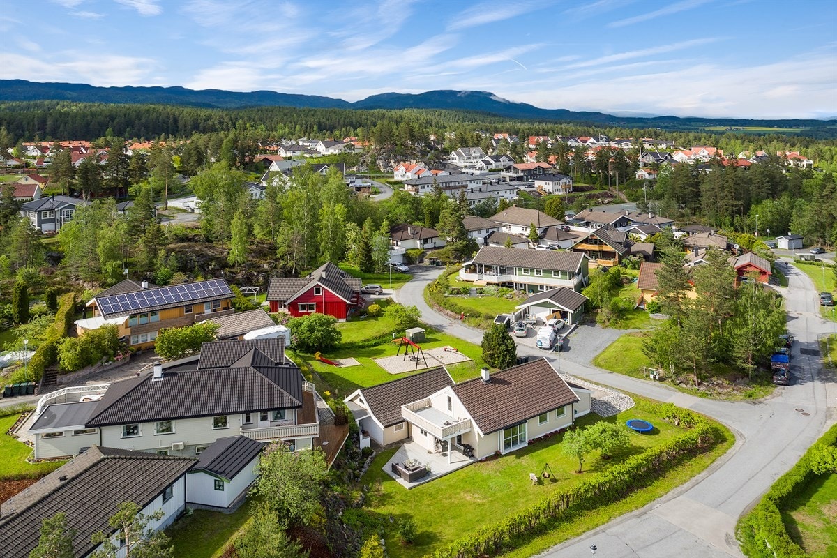 Fra eiendommen er det gangavstand til Ormåsen barneskole med NFO, naturfritidsordning. For elever i ungdomstrinnene er det bussordning til Vestfossen ungdomsskole. Galleribilde