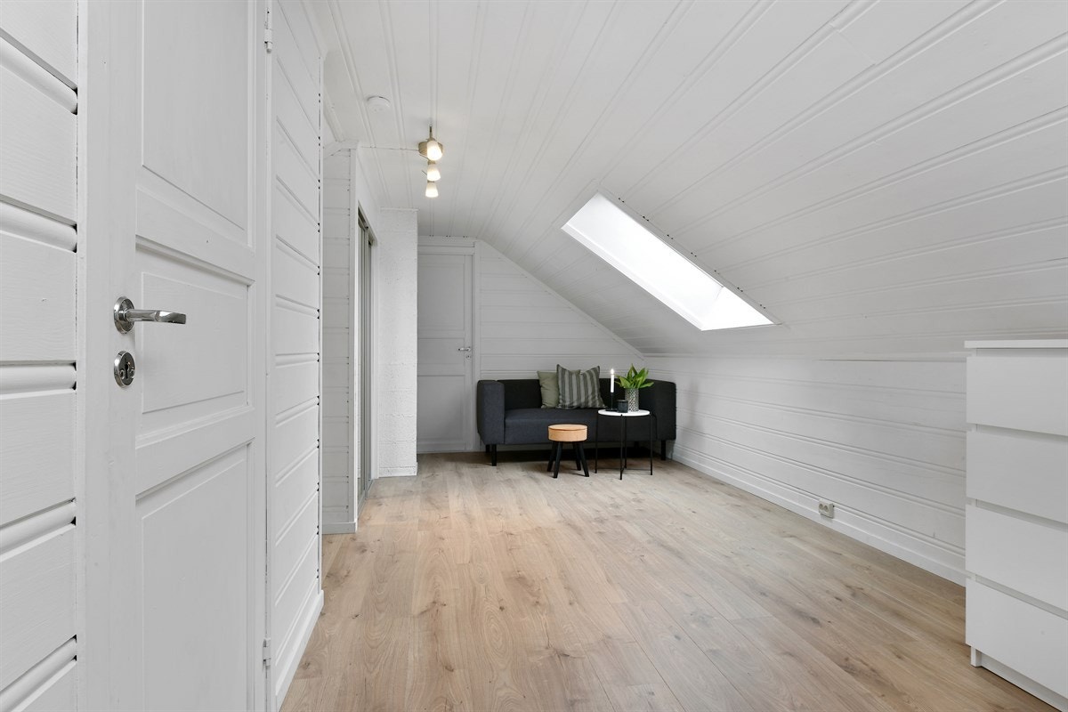 På loftet er det plass til både oppbevaringsmøbeler og sittegrupper. Galleribilde