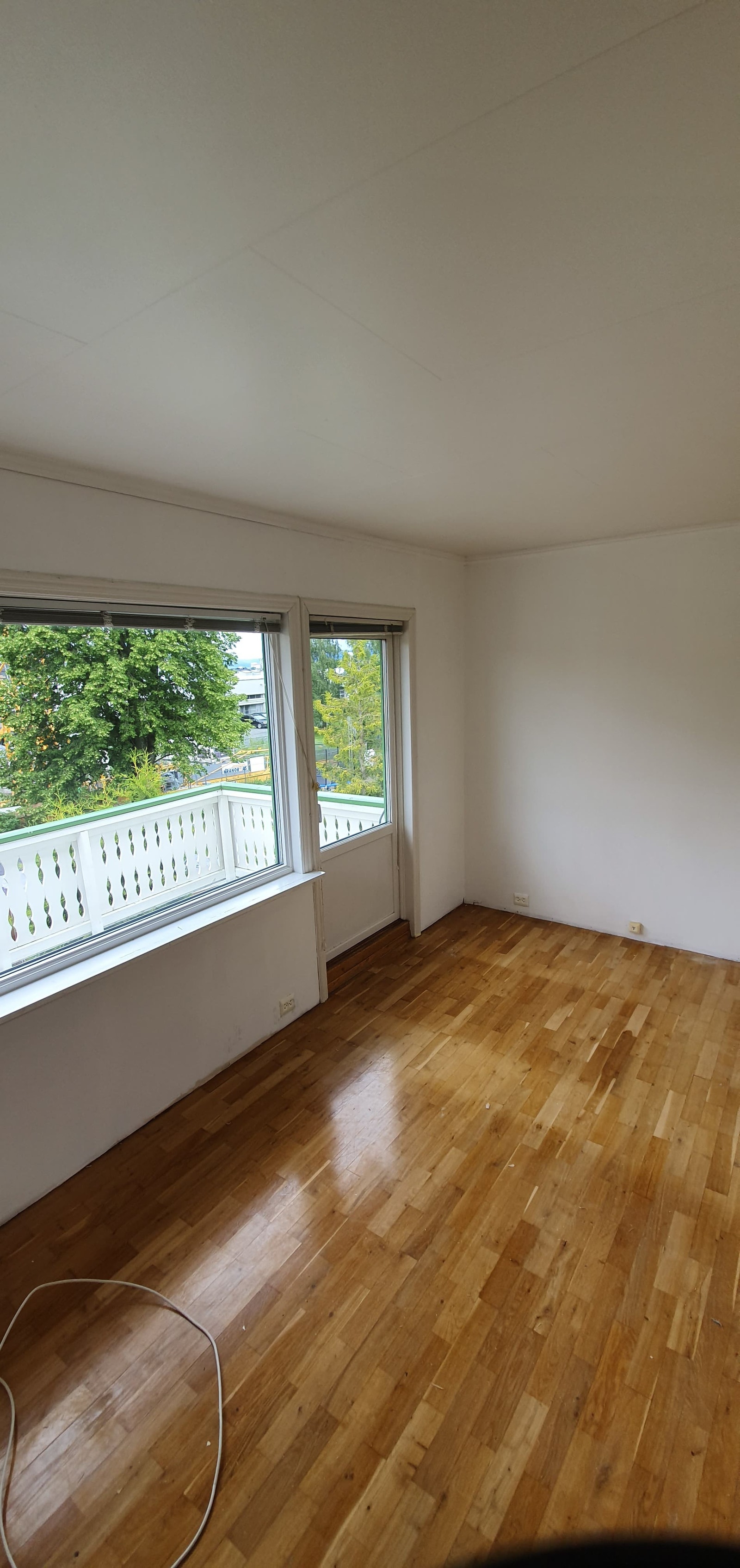 Rommene er hvite med malte plater på vegg og tak. Parkett på gulv. Galleribilde