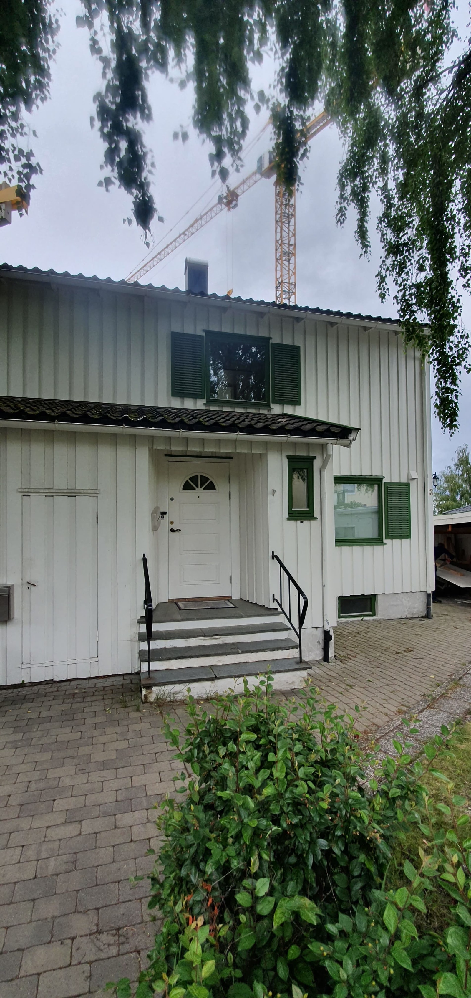 Stort uteområdet som kan brukes fritt av beboerne. Felles parkering i carport Galleribilde