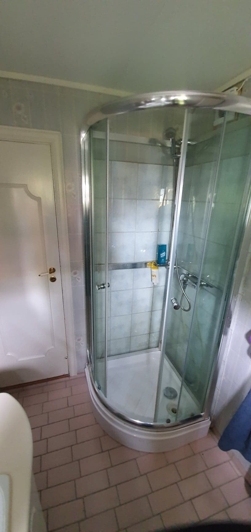 Bad med dusjkabinett og servant, det er separat toalett Galleribilde