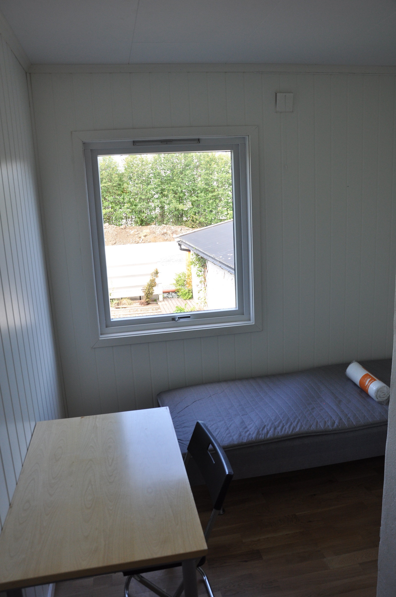 Rommene kommer innredet med seng, skrivepult, stol og skap Galleribilde