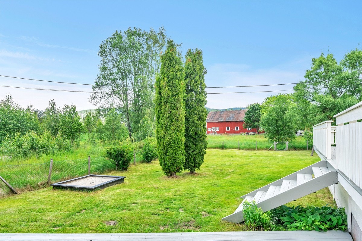 Koselig hage med noe bed og beplantninger Galleribilde