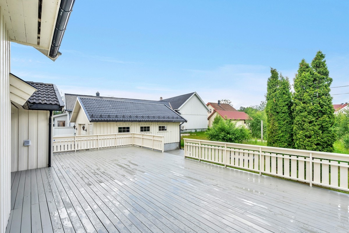 Romslig terrasse fra 2015 med god plass til sittegrupper Galleribilde