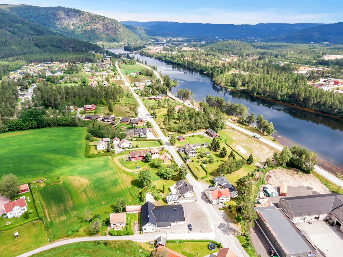 Eiendommen ligger flott til langs elva Galleribilde