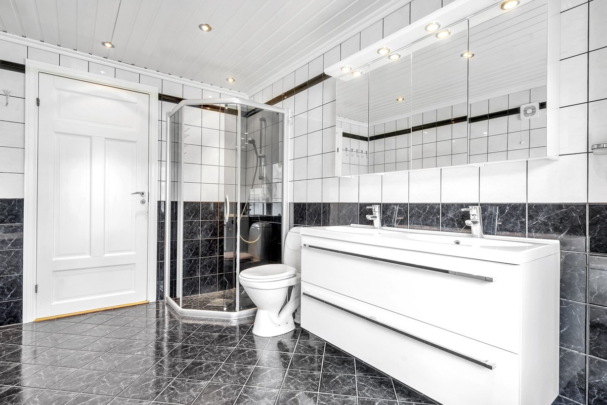 Flislagt bad med varme i gulv Galleribilde