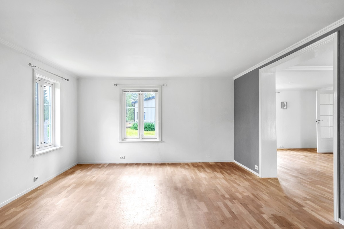 Lys og fin stue med parkett på gulv Galleribilde