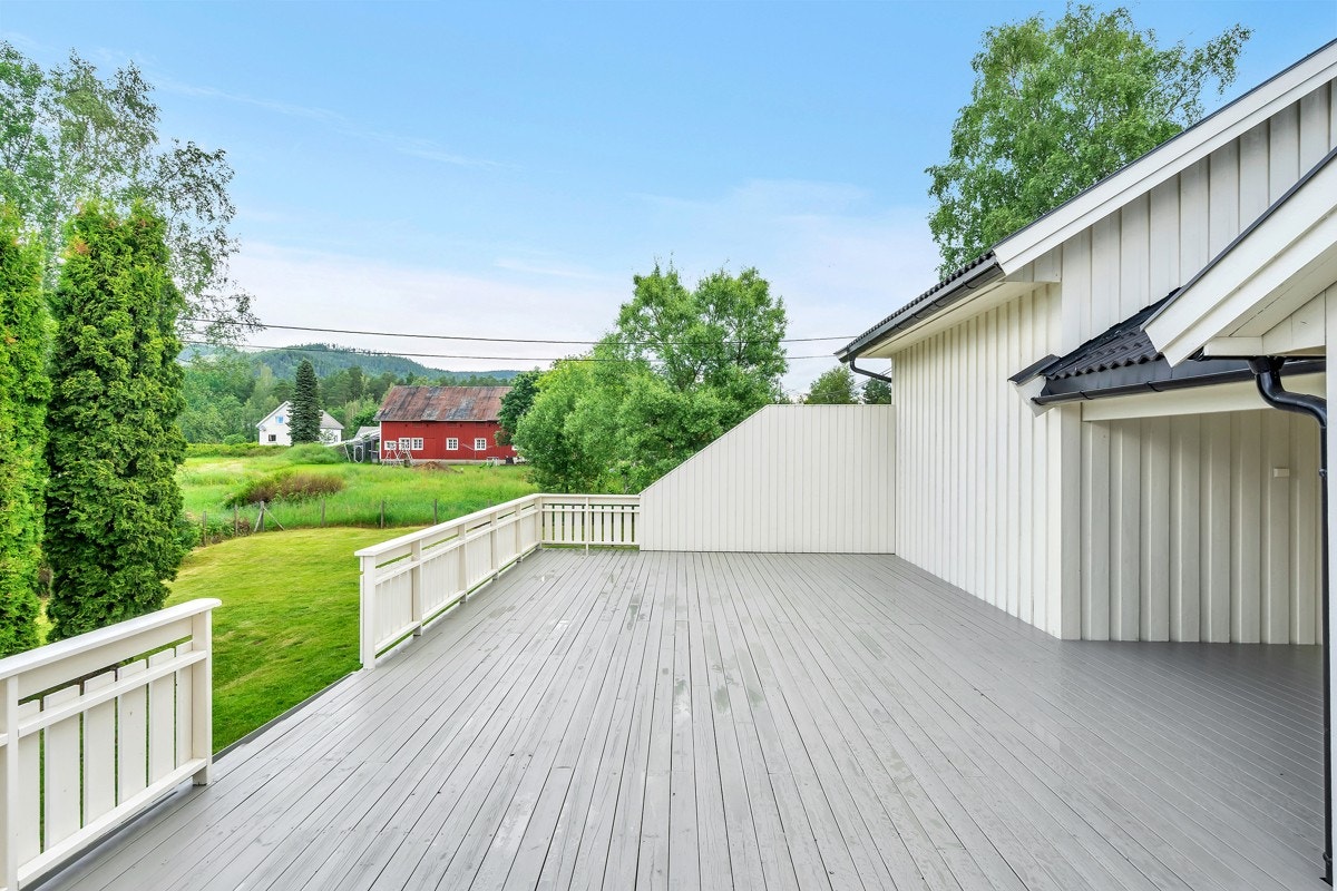 Stor terrasse med gode solforhold Galleribilde