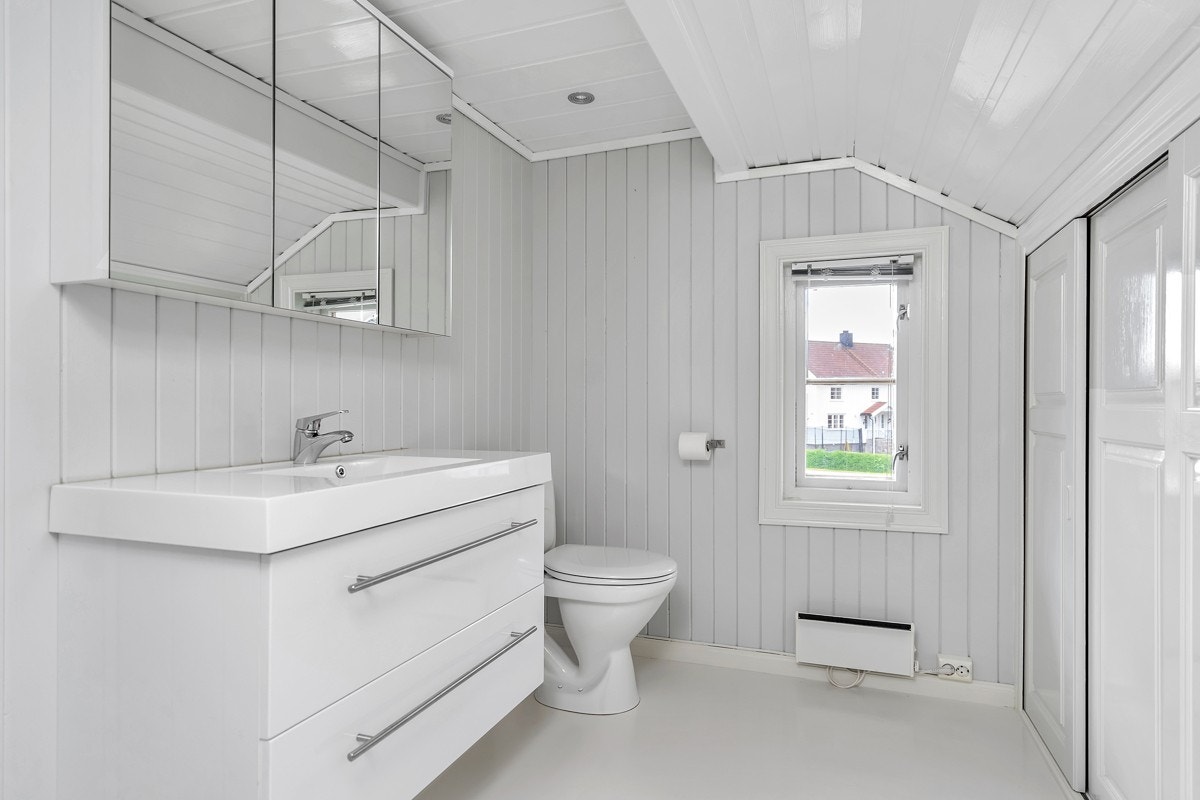 Toalettrom i 2.etasje med toalett og servantinnredning Galleribilde