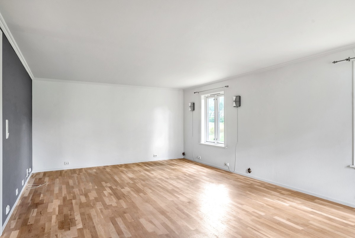 Romslig stue med god plass til sofagruppe Galleribilde