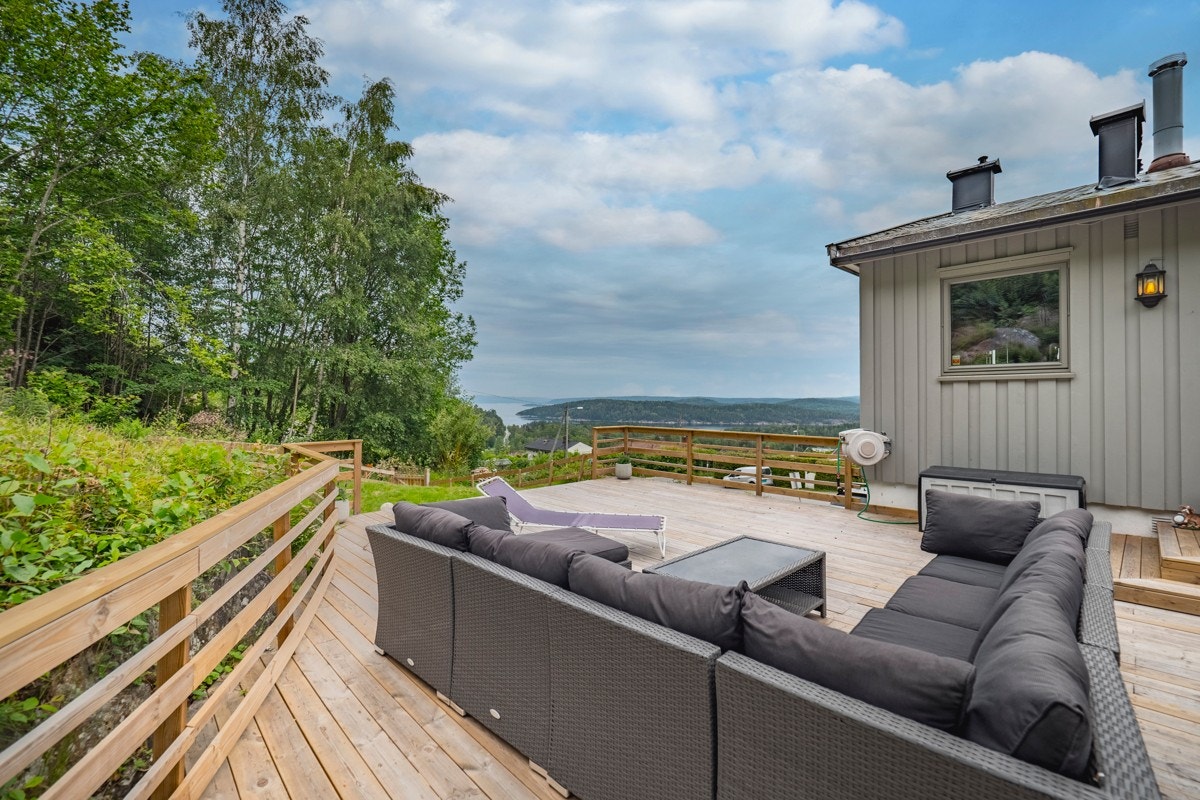 Stor ny terrasse på baksiden av huset. Galleribilde