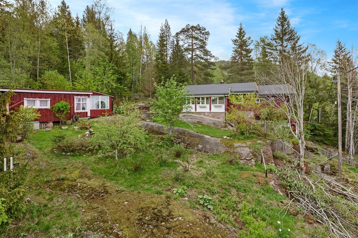 Hytta ligger solrikt til i et idyllisk skogsområde ca. 5 km nord for Harestua.