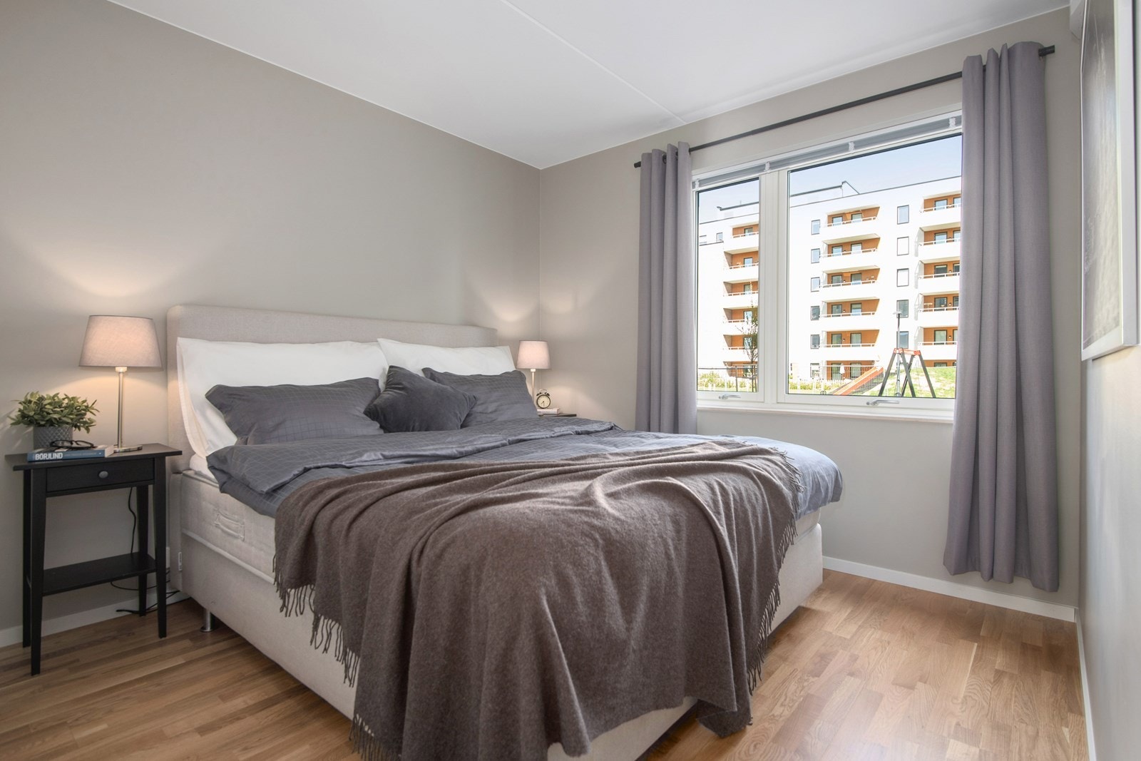 Stort og romslig soverom med god plass til dobbeltseng, nattbord og kommode. Galleribilde