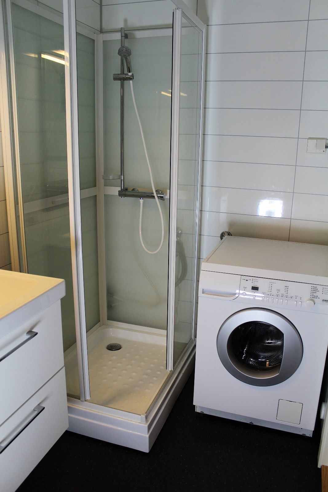 Bad med vaskemaskin og dusjkabinett Galleribilde