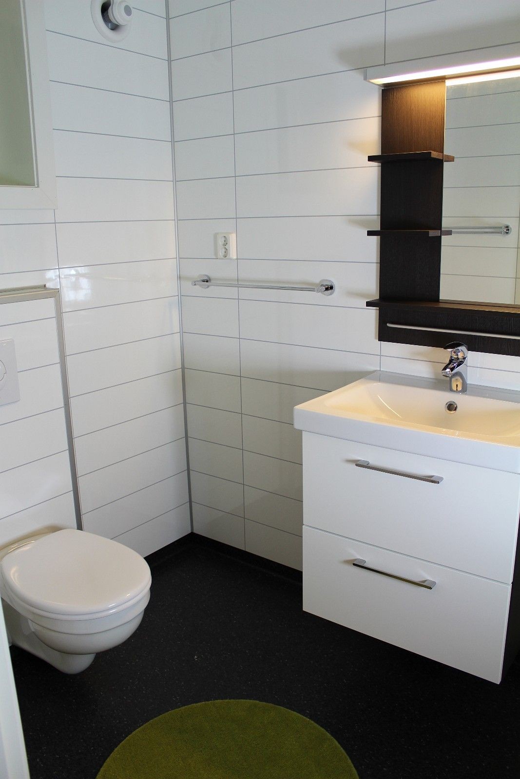 Vegghengt toalett på badet Galleribilde