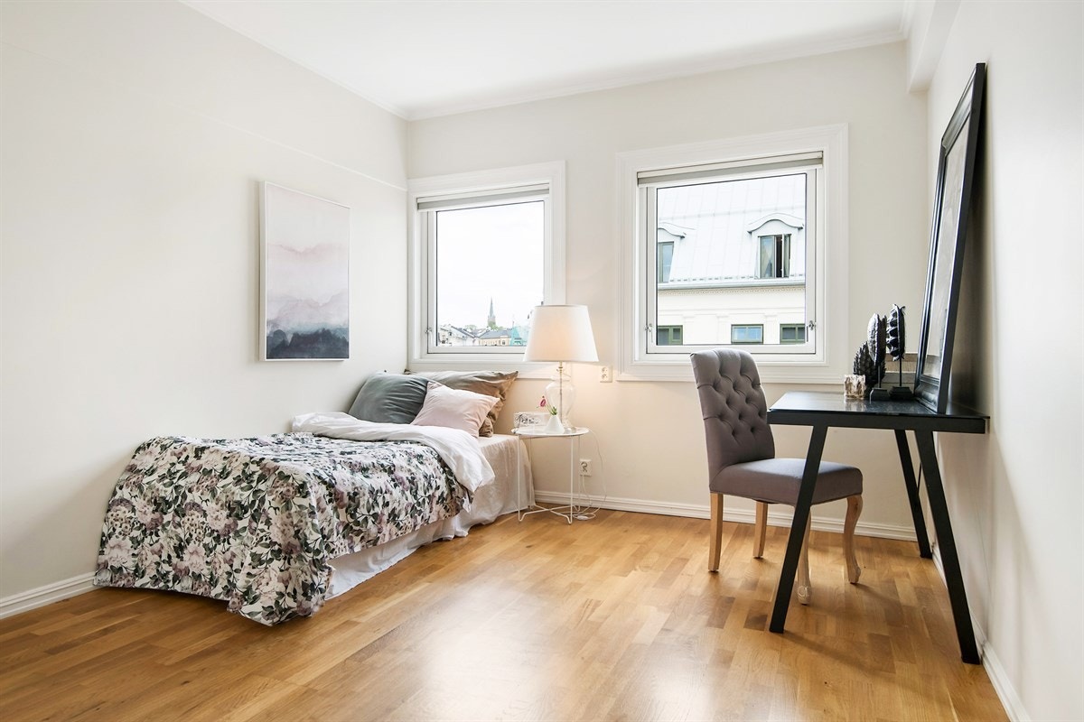 Soverom 2 er også meget romslig med plass til seng og skrivebord Galleribilde