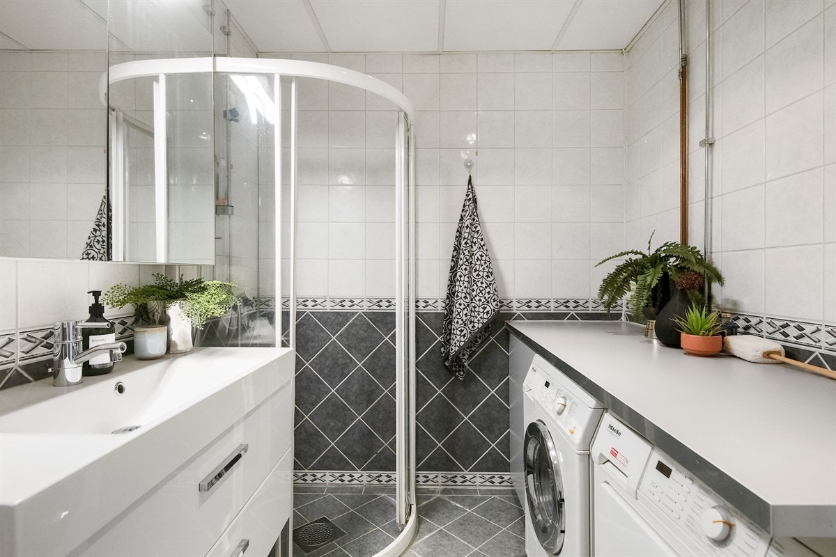Pent flislagt bad med opplegg til vaskemaskin / tørketrommel Galleribilde