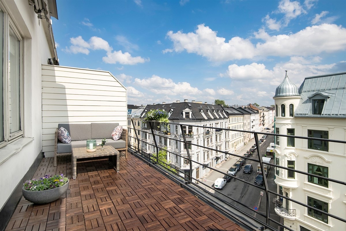 Solrik og romslig takterrasse Galleribilde