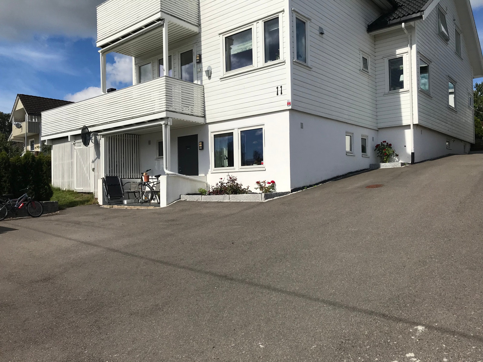 Egen inngang med biloppstillingsplass rett utenfor døra Galleribilde