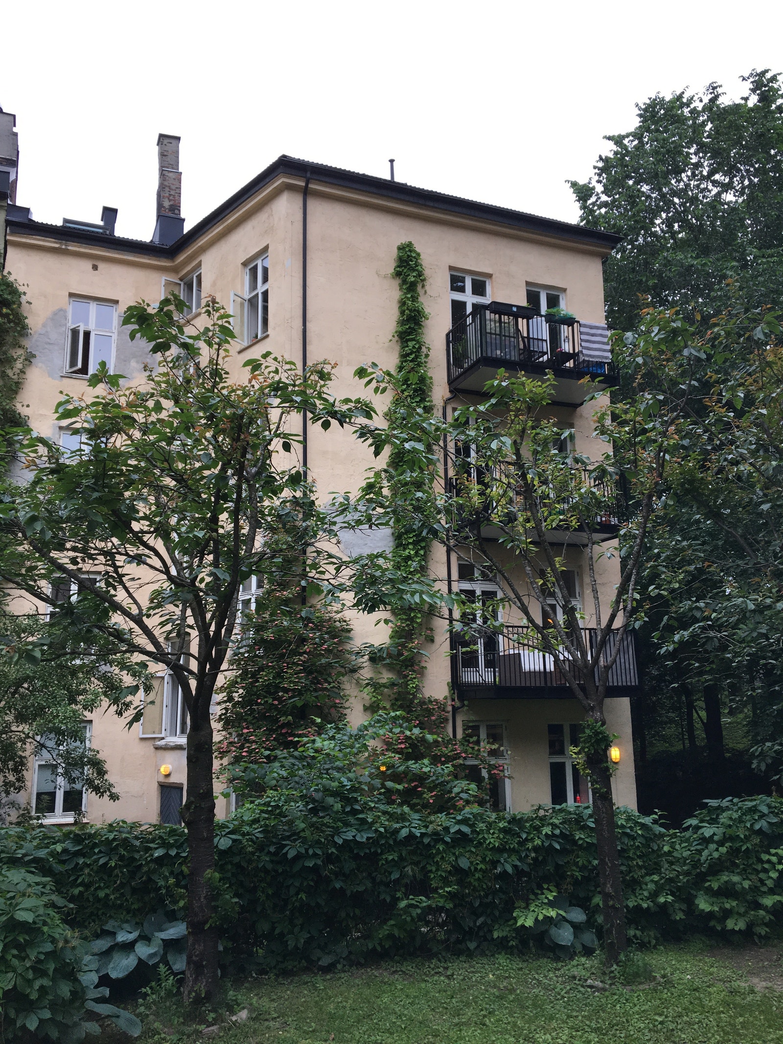Leiligheten er bak den nederste av balkongene på bildet. Østvendt balkong. Galleribilde
