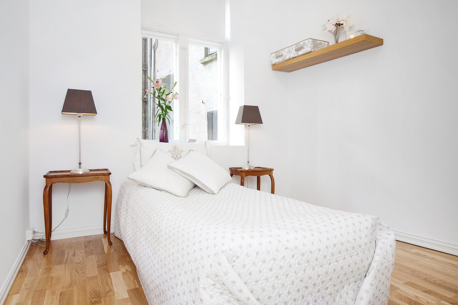 Soverom 1. Skap, pult, stol, gardiner, lampe, panelovn og hyller følger med. Galleribilde