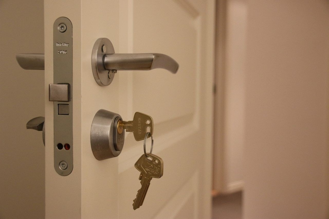 Alle soverom har godkjent sylinderlås som sikrer trygghet og gir god lydisolering Galleribilde