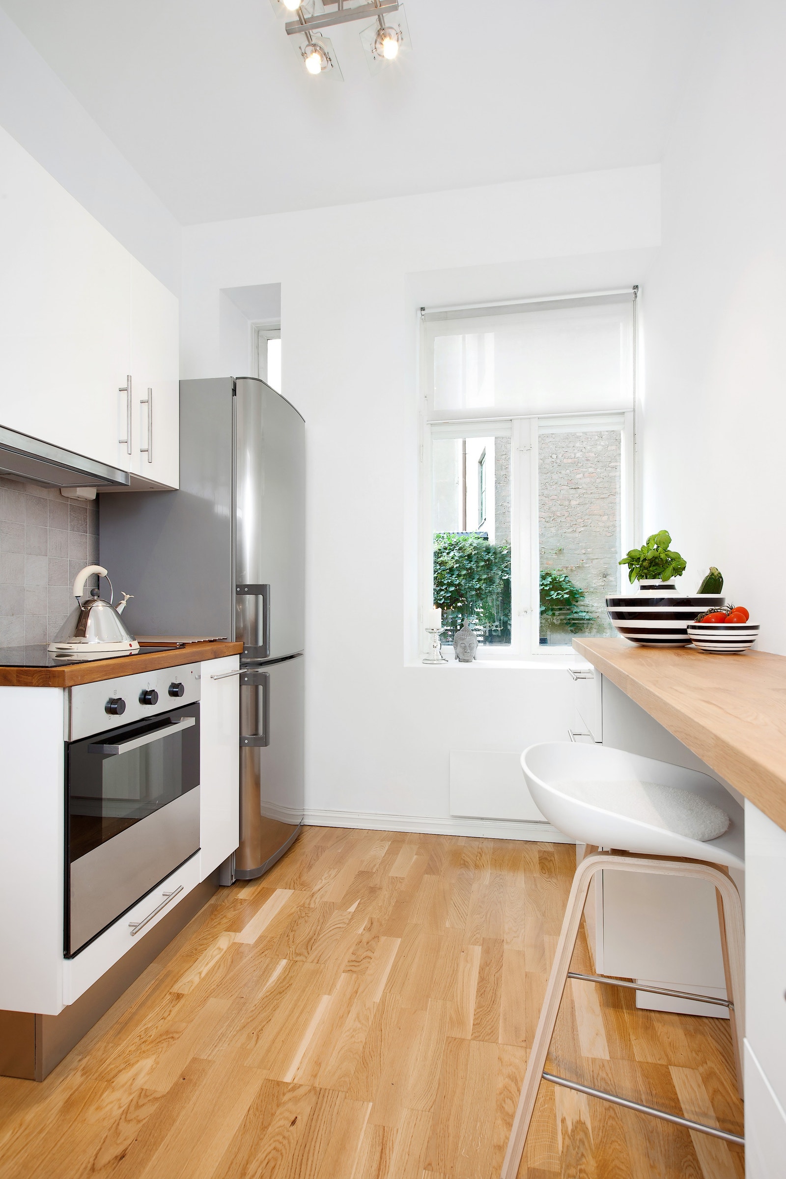 Kjøkken med hvitevarer og vaskemaskin. Nytt ovn og kjøleskap i 2021. Oppvasksmaskin følger også med. Galleribilde