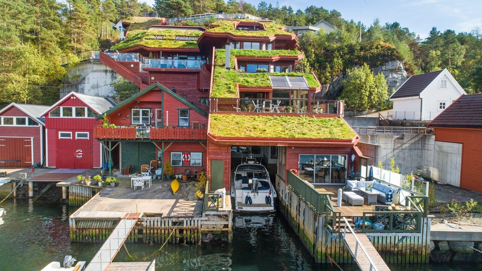 Båtgarasje med elektrisk garasjedør Galleribilde