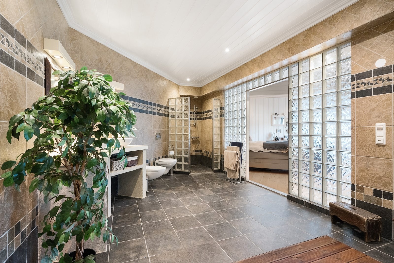 Romslig og privat bad Galleribilde