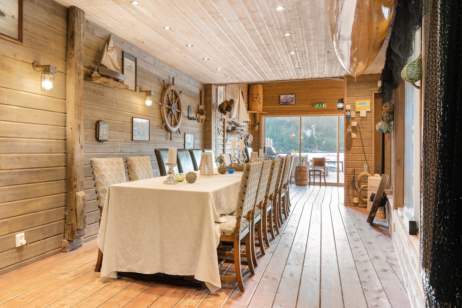 God plass til langbord i naustet Galleribilde