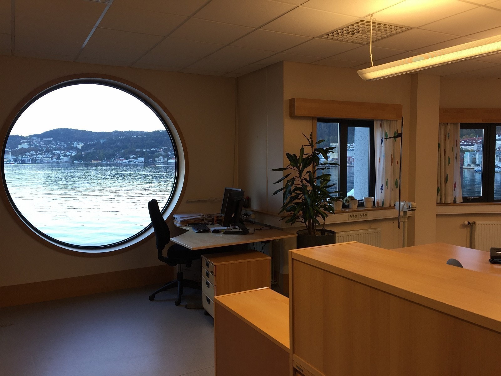 3.etg - Fantastisk sjøutsikt fra stort vindu Galleribilde