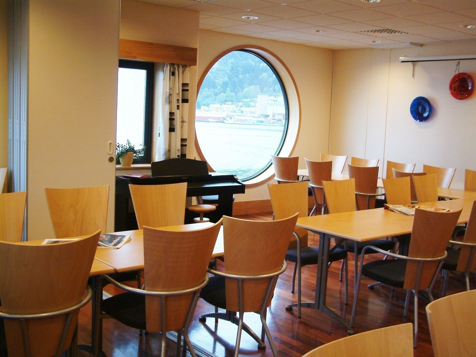 3. etg. Spiserom med stort godt kjøkken Galleribilde