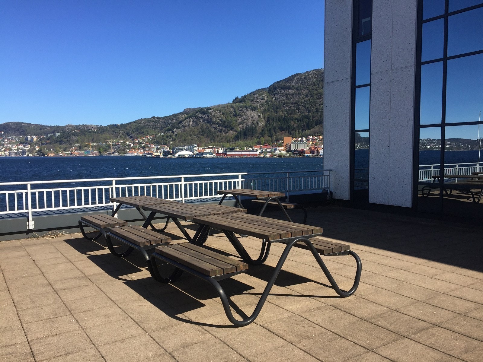 Flott skjermet stor takterrasse, med nydelig sjøutsikt og sol til langt på kveld Galleribilde