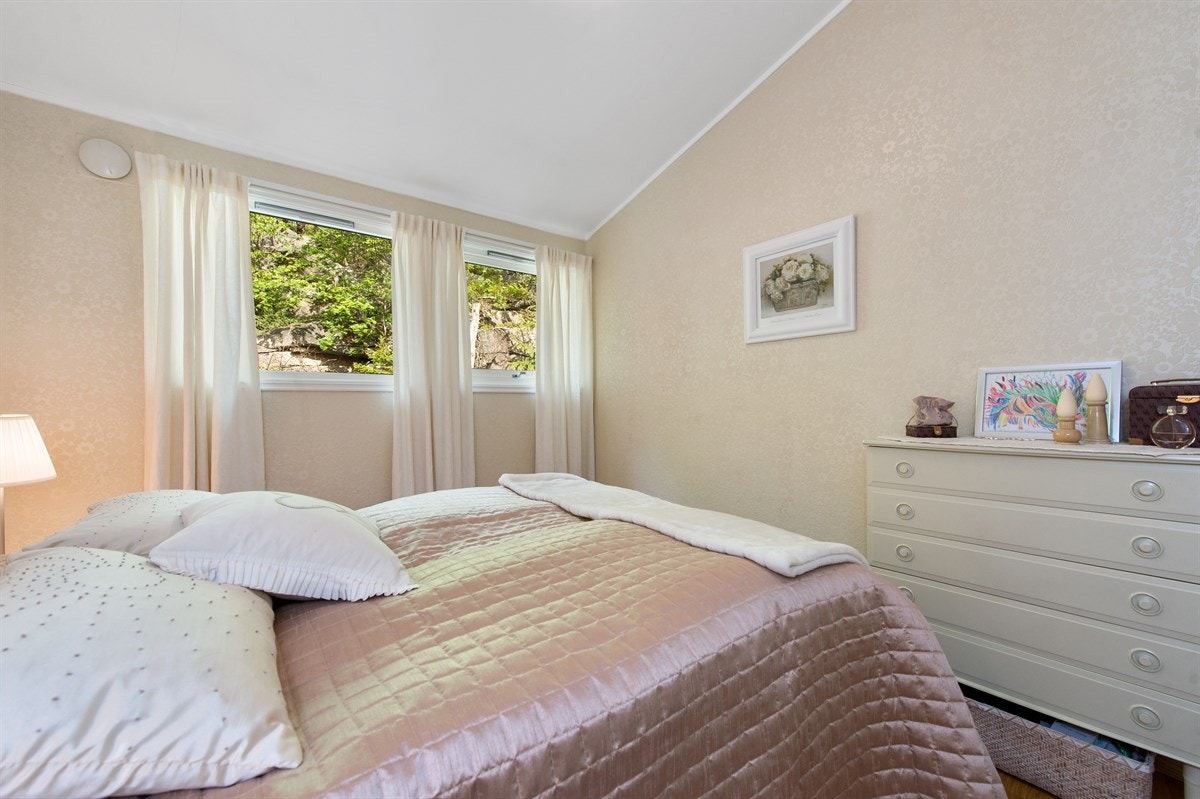 Alle soverommene har skråtak som gir rommene god takhøyde og en luftig følelse Galleribilde