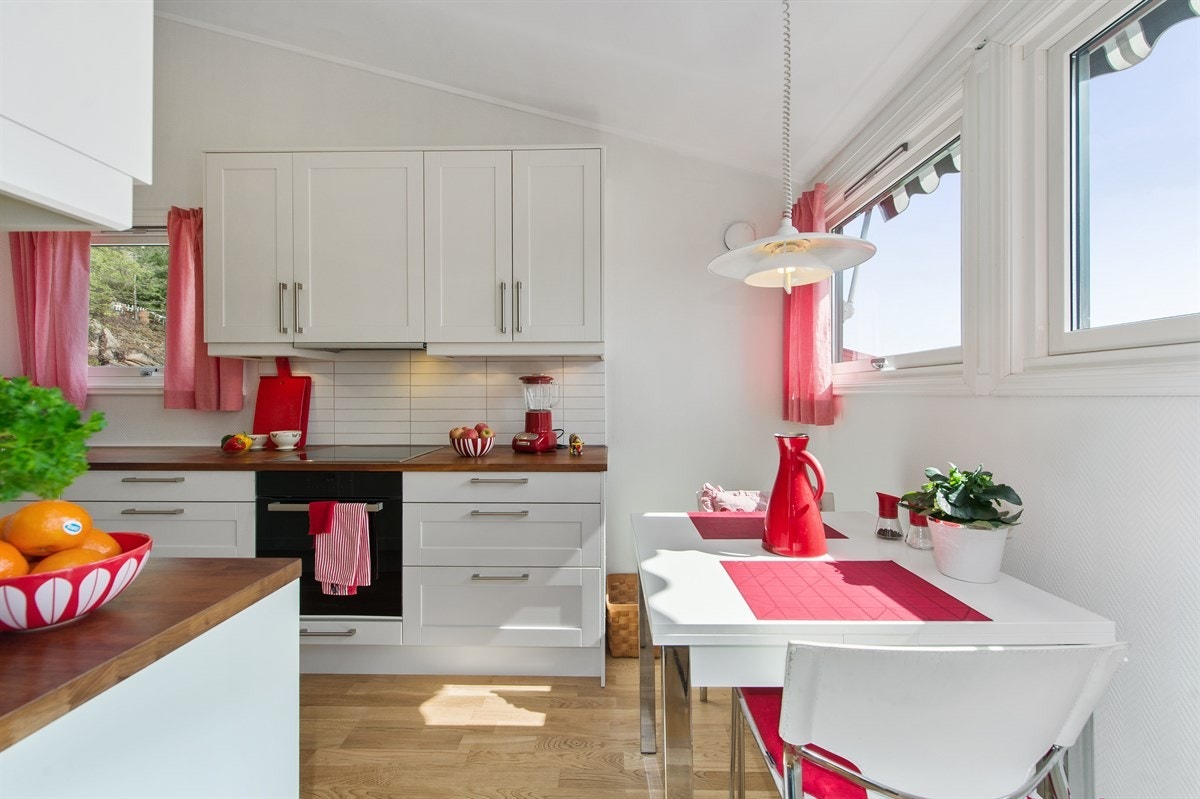 Pent og lyst kjøkken montert i 2006 med profilerte fronter Galleribilde